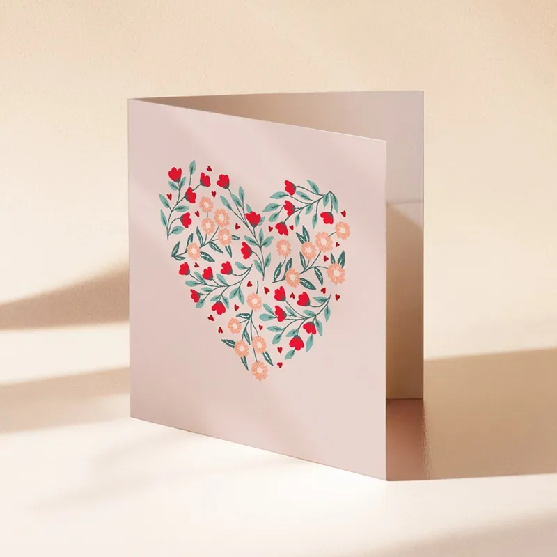 Carte pour la fête des Mères avec un cœur formé de fleurs