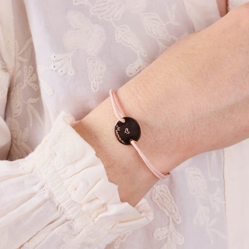 Bracelet gravé Maman porté au poignet