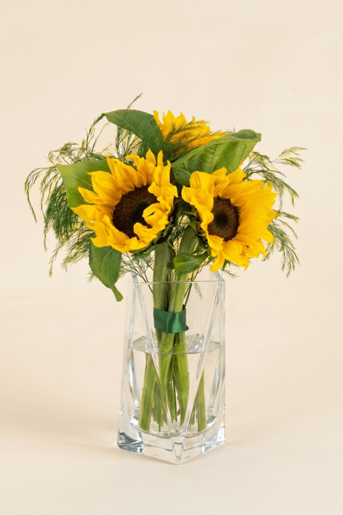 Bouquet de tournesols dans un vase transparent