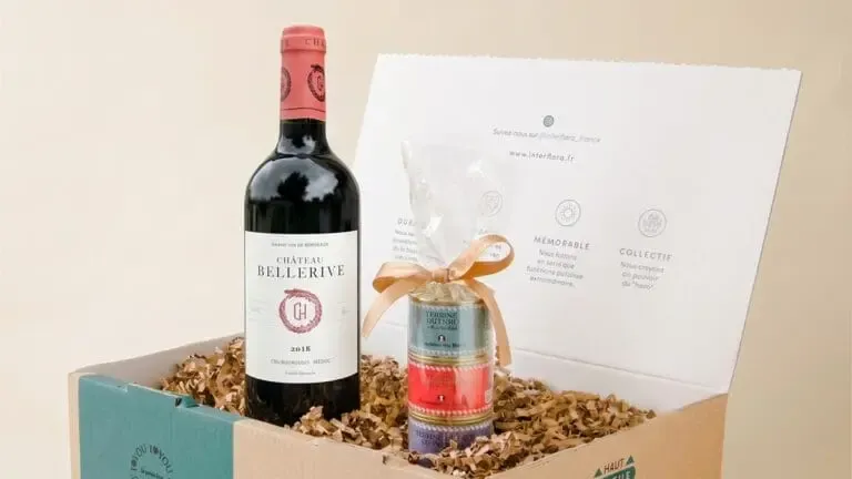 Coffret cadeau contenant une bouteille de vin et des terrines