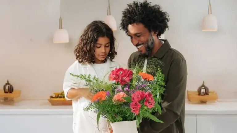 Un père et sa fille avec un bouquet de fleurs