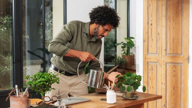 Un papa qui s'occupe de ses plantes