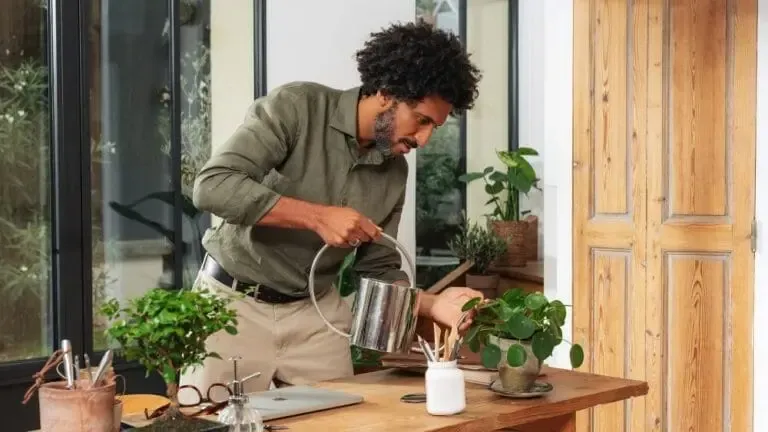 Un papa qui s'occupe de ses plantes