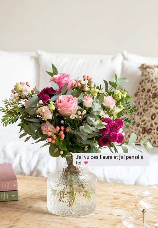 Bouquet de fleurs et bulle de message "J'ai vu ces fleurs et j'ai pensé à toi"
