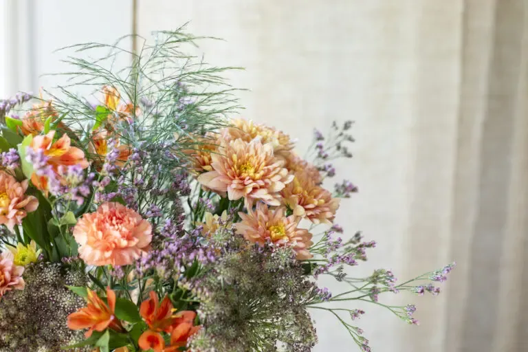 Composition florale d'automne aux tons orangés