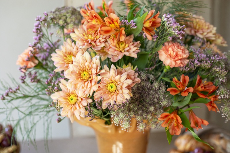 Bouquet de fleurs automnal dans les tons orangés