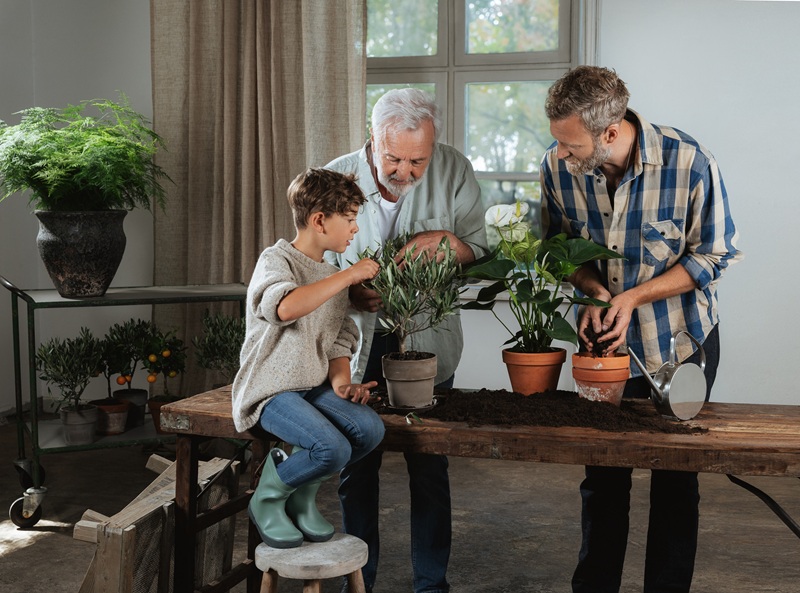 Hommes et jeune garçon s'occupant de plantes
