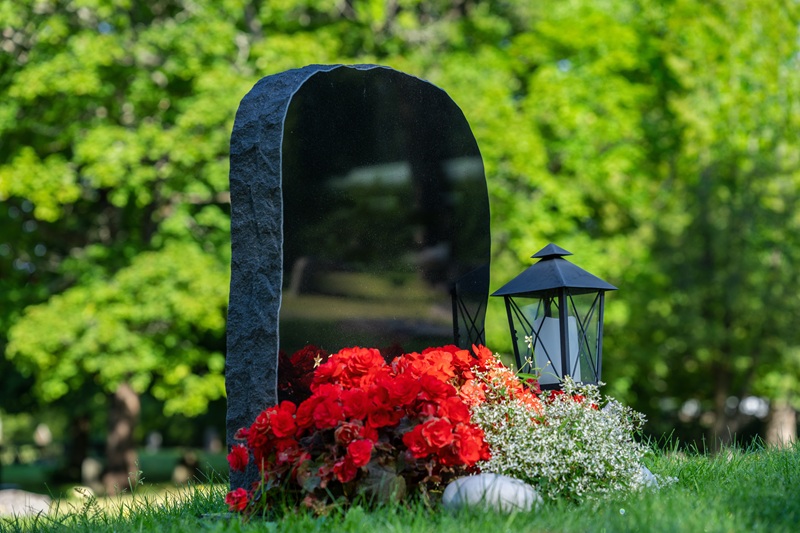 Fleurs sur une tombe
