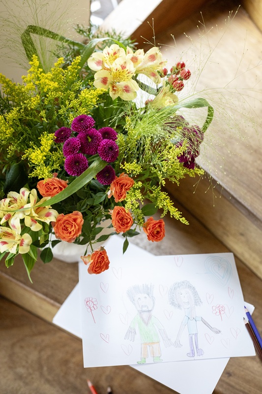 Bouquet de fleurs et dessin d'enfant