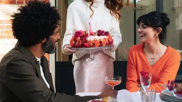 Femme fêtant son anniversaire entourée de ses proches