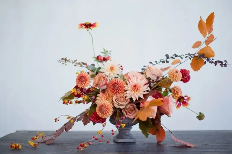 Bouquet de fleurs d'automne sur une table