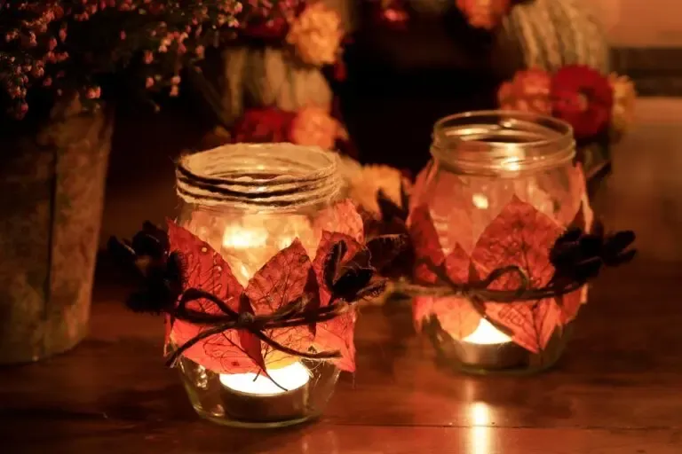 2 lanternes d'automne faites avec des feuilles
