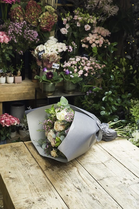 Un magasin de fleurs avec plusieurs bouquets