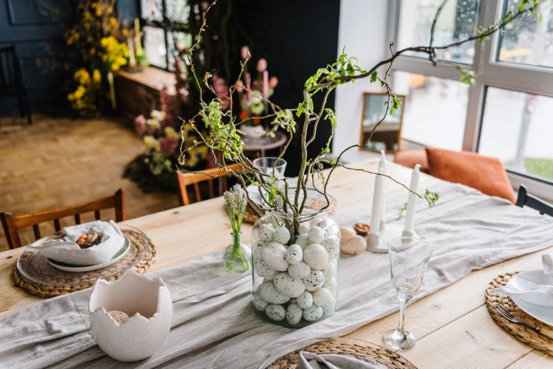 Centre de table de Pâques avec une bonbonnière 