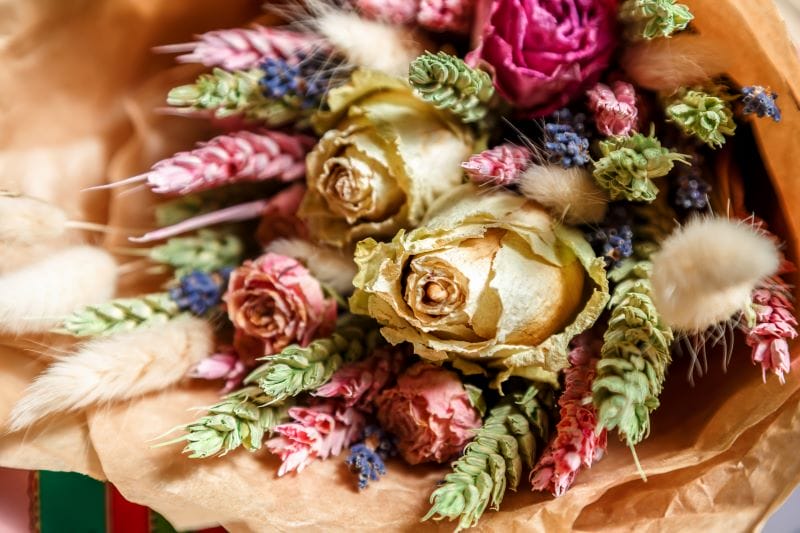 Bouquet de fleurs avec roses séchées