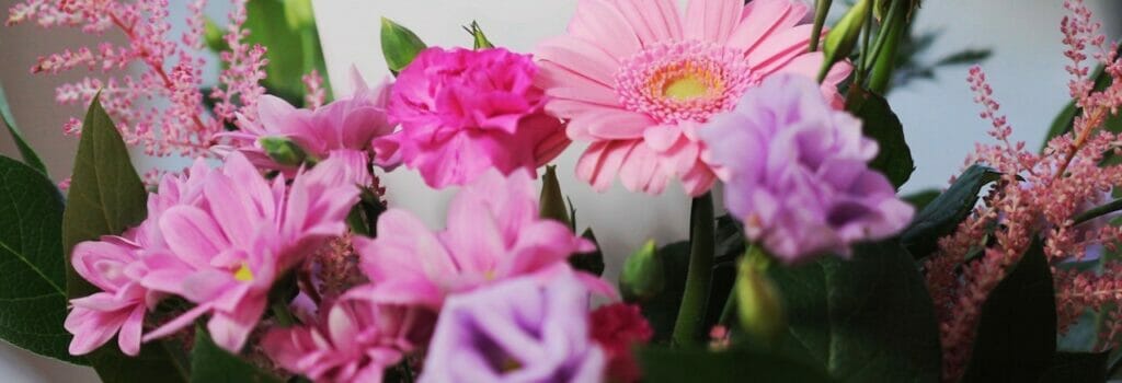 Un bouquet de fleurs roses pour la Fête des grands-mères
