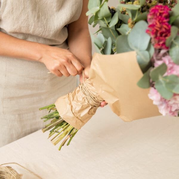 Fleuriste préparant un bouquet pour une livraison