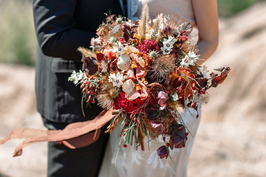 Un bouquet de mariée en fleurs séchées