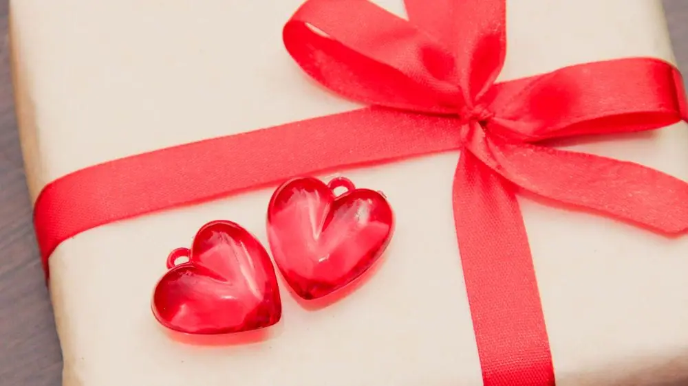cadeau Saint Valentin avec deux cœurs rouges
