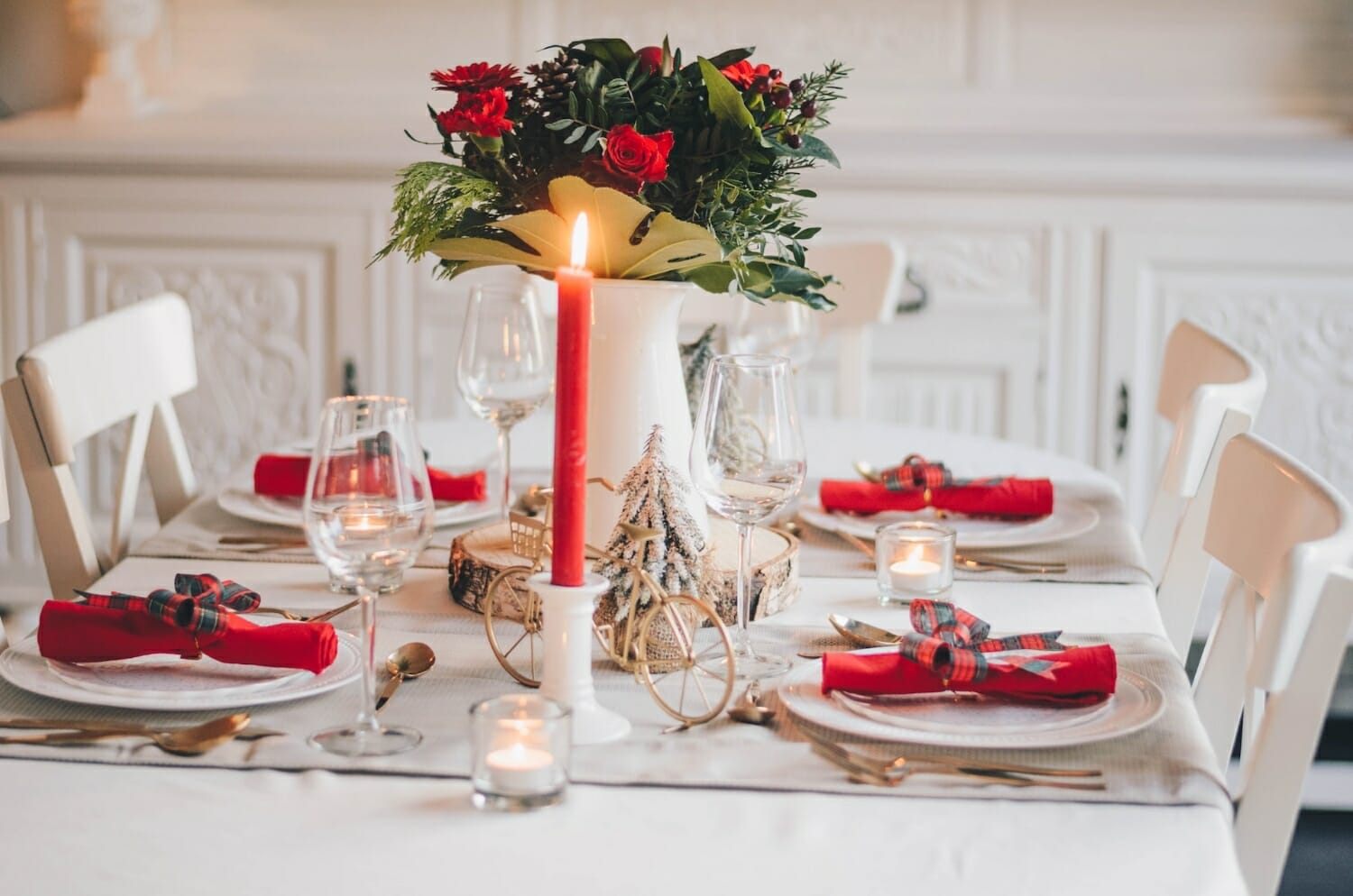 Créer soi-même un centre de table fleuri pour Noël | Interflora