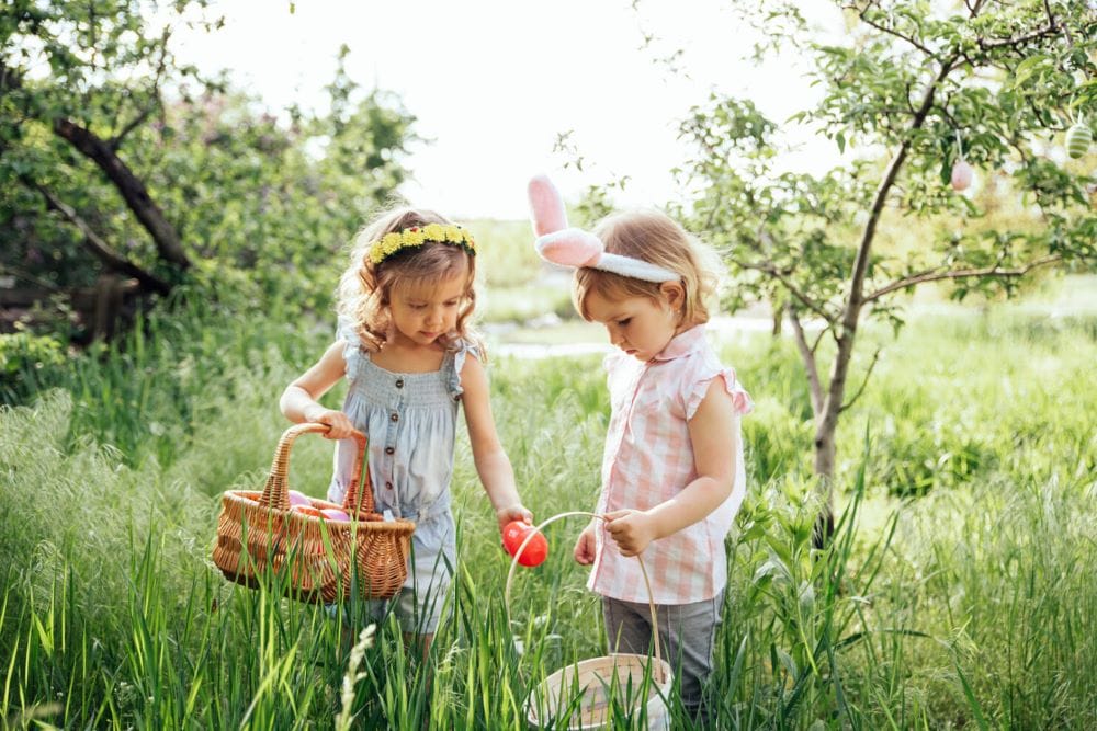 enfant chasse aux oeufs de pâques