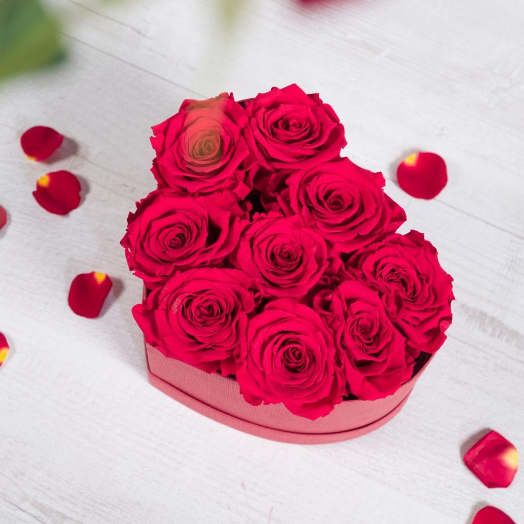Compositions florales avec des roses rouges