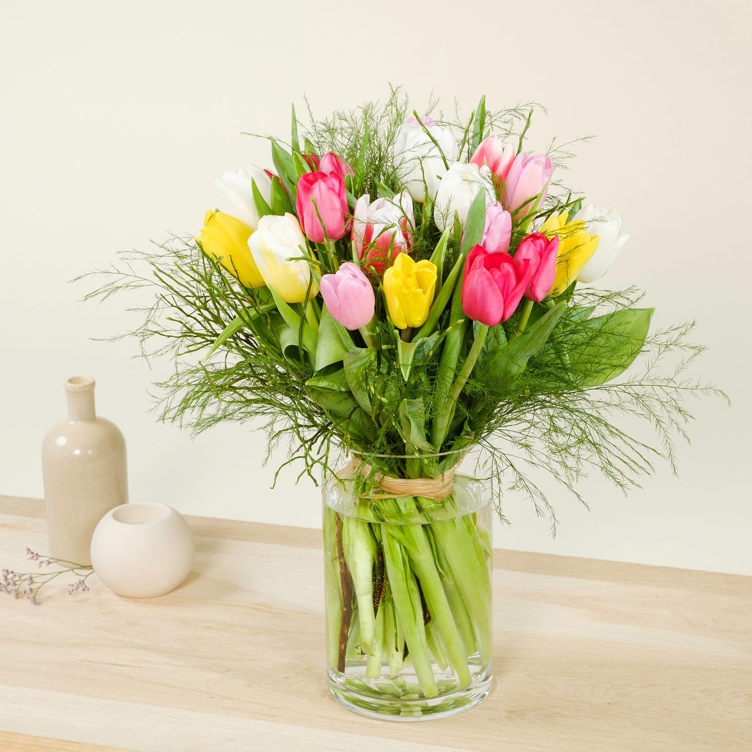 Un bouquet de tulipes multicolore dans un vase