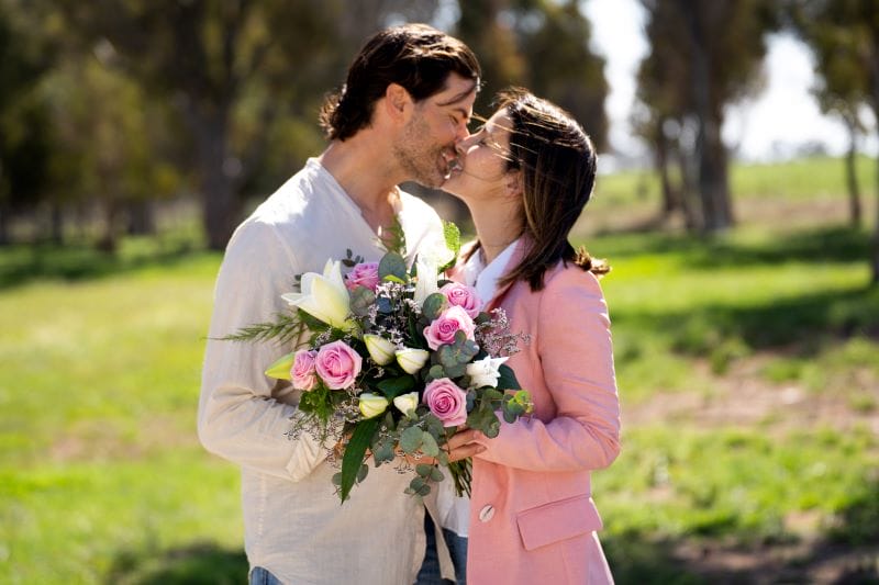 couple amoureux qui s'embrasse