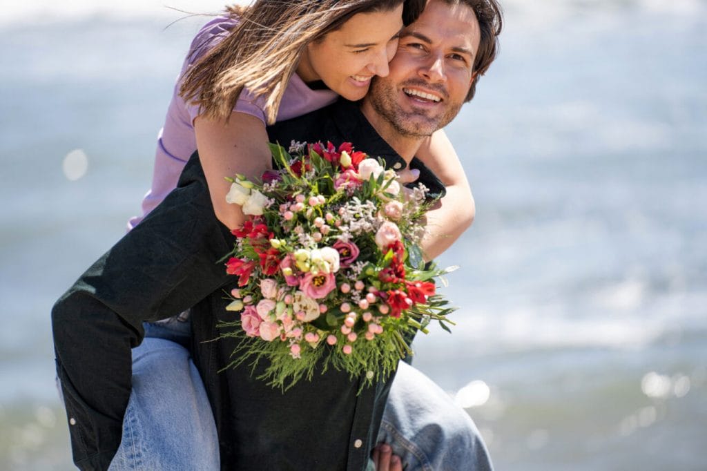 Couple dehors bouquets de fleurs
