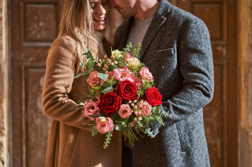 Couple avec un bouquet de rose