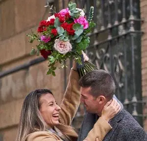 Couple qui on un bouquet dans les mains