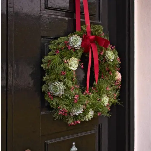 Couronne de Noël accrochée à la porte
