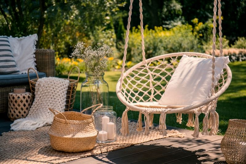 coussin et siege dans un jardin