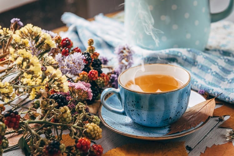 une tasse de thé et des fleurs séchées