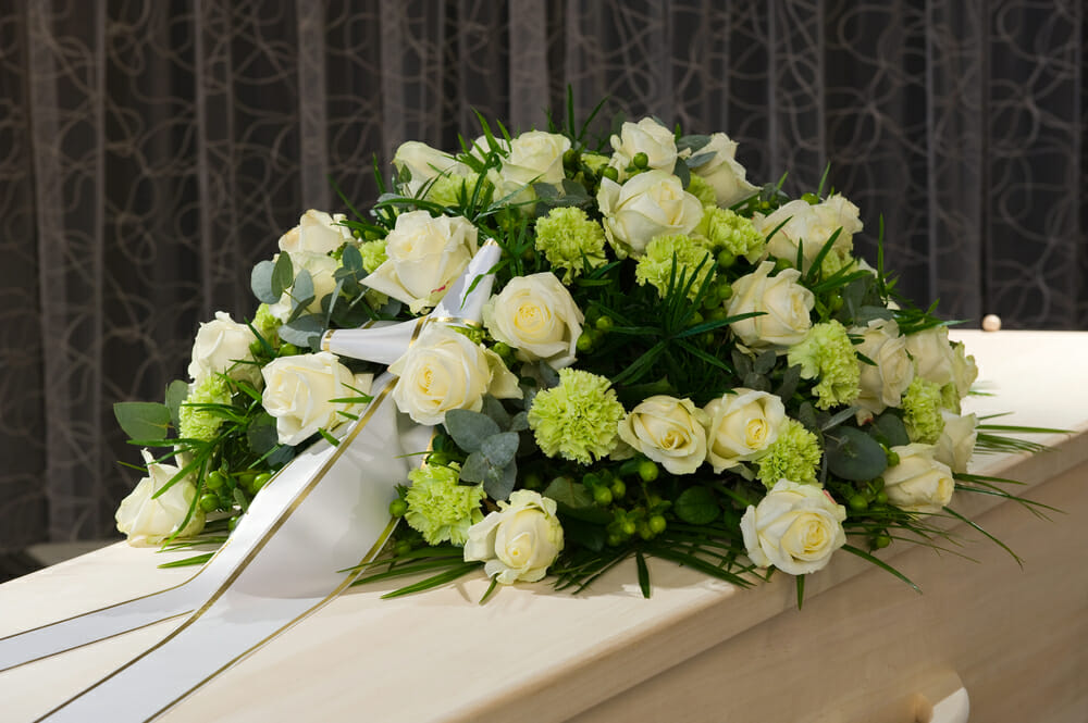 Composition funéraire sur un cercueil