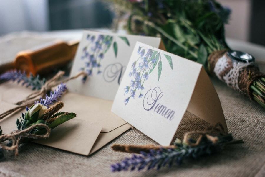 Faire-part de mariage décoré avec des fleurs