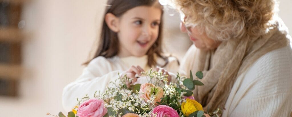 Une petite-fille offre un bouquet de fleurs pour la Fête des grands-mères