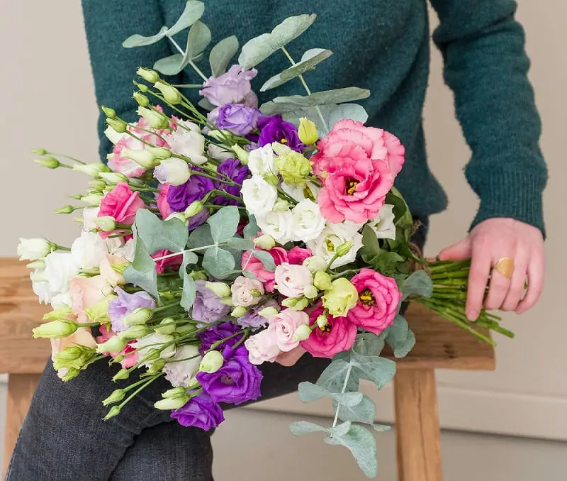 Bouquet de lisianthus de plusieurs couleurs