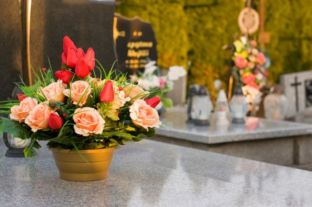 Une tombe décorée avec des fleurs