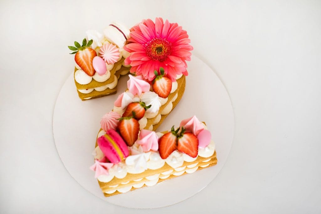 Gâteau d'anniversaire avec des fleurs en forme du chiffre 2