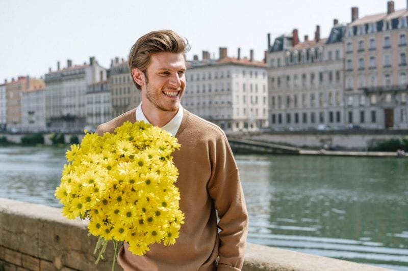 homme avec bouquet de fleurs jaunes