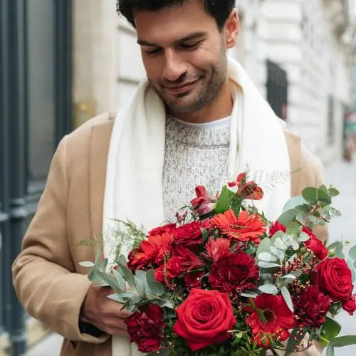 Homme avec un bouquet 