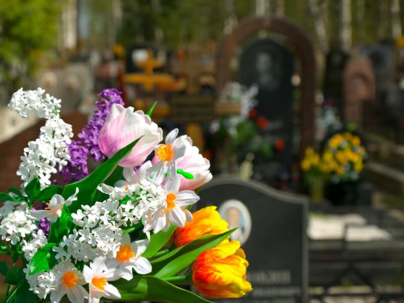 Un bouquet de fleurs dans un cimetière