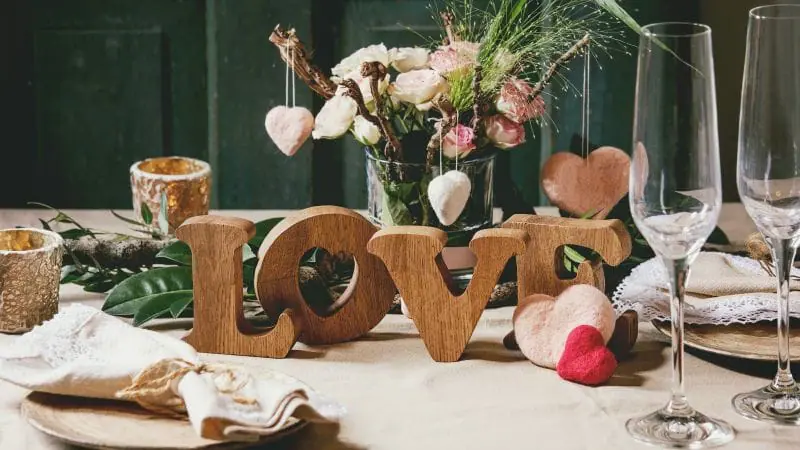 Table romantique avec le mot love en bois 