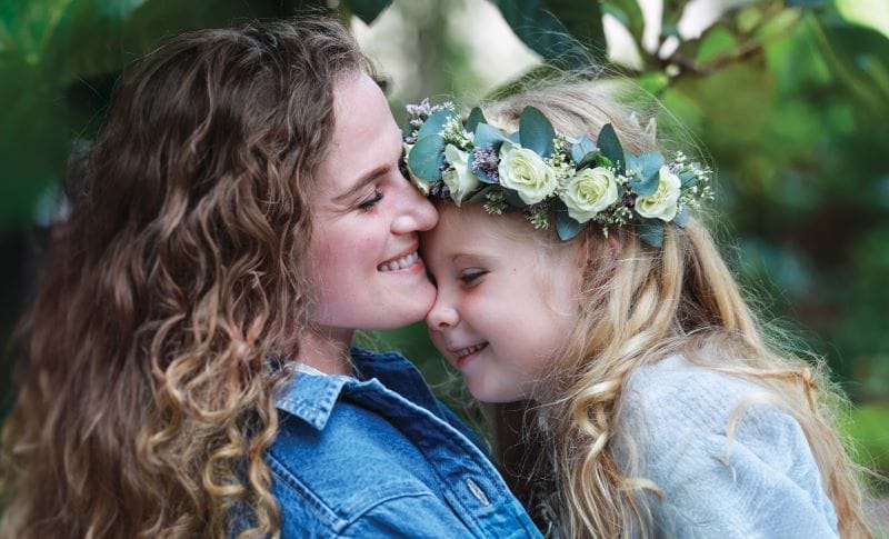 maman et sa fille avec une couronne en fleur