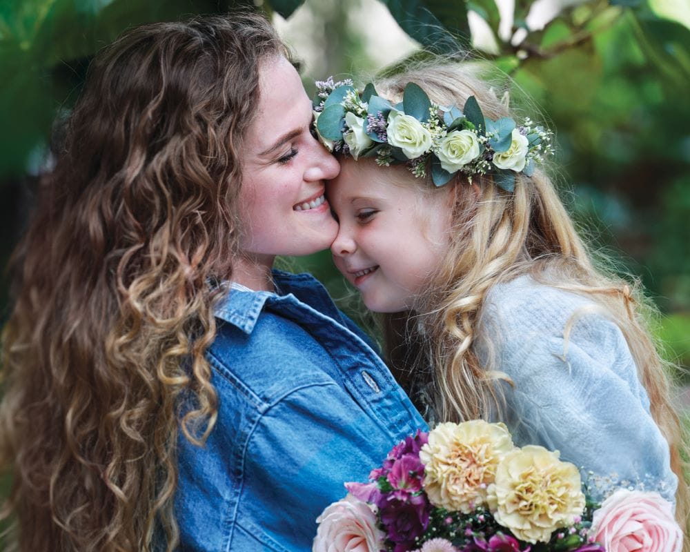 maman et sa fille avec une couronne en fleur