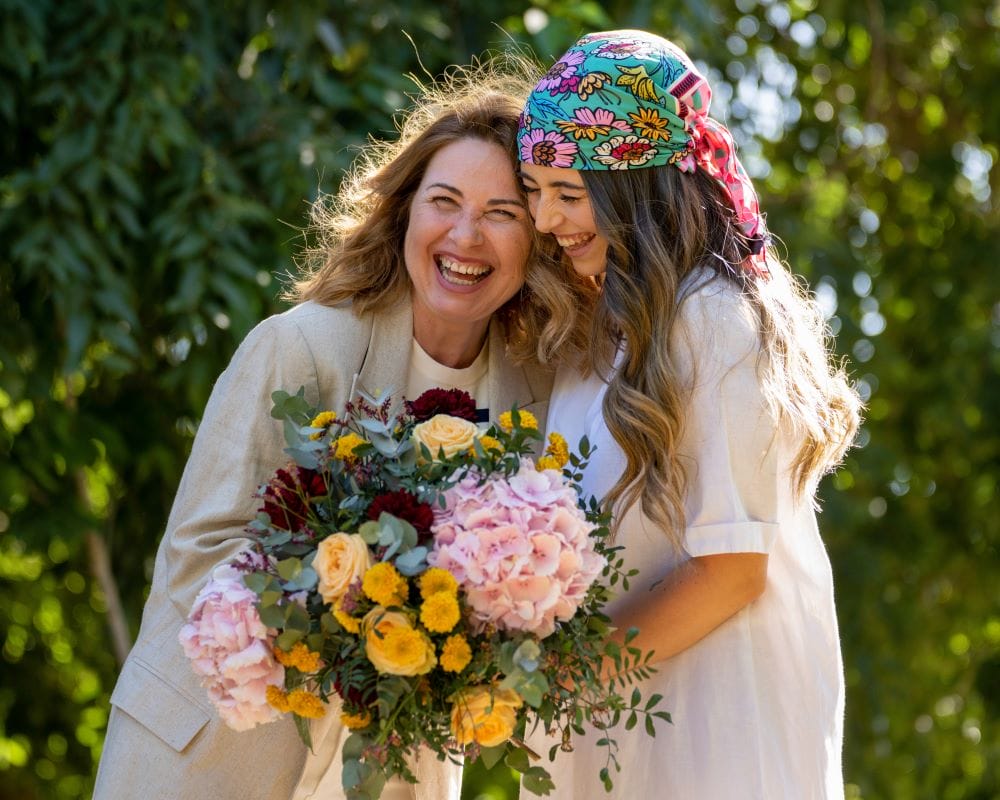 mère et fille heureuse dehors avec un bouquet de fleurs