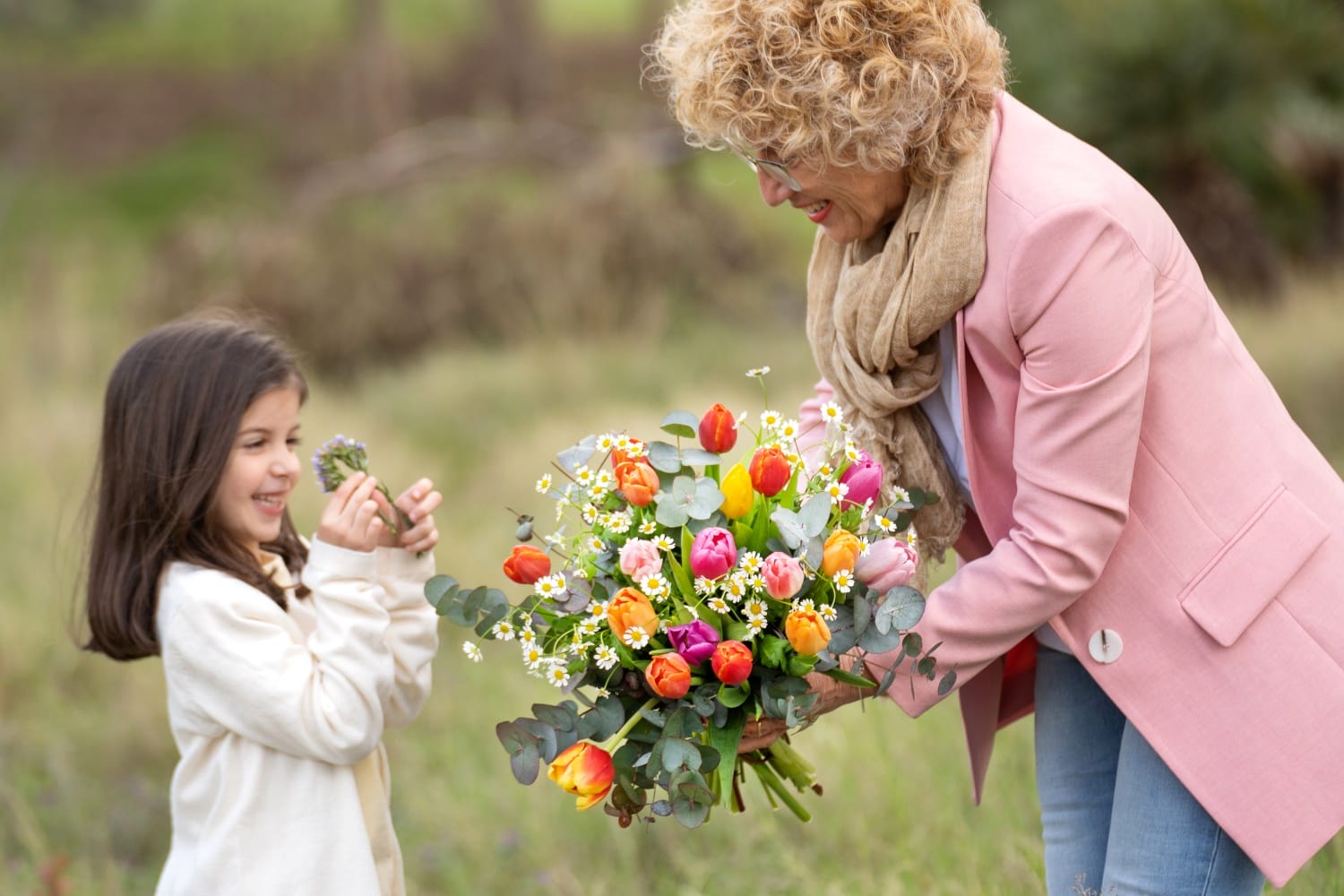 Une grand-mère reçoit un bouquet de sa petite-fille