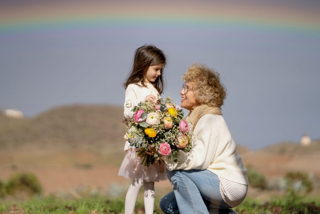 Une petite-fille offre un bouquet à sa grand-mère