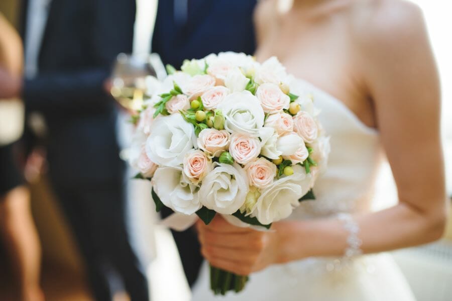 Bouquet de roses tenu par une mariée